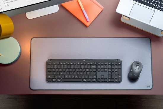 „Logitech“ pristato „Signature Slim“ klaviatūrą ir darbo bei gyvenimo derinį prie rašomojo stalo