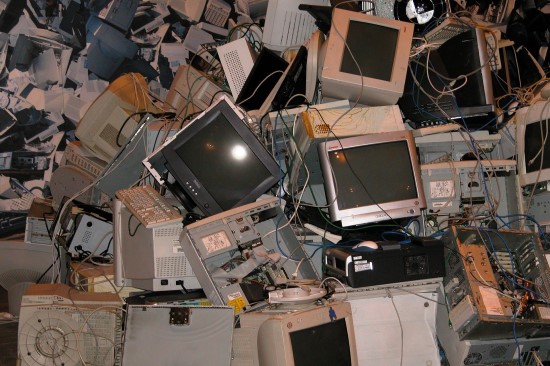Naujausia elektronikos atliekų statistika: rekordinis kiekis ir sąvartynuose nugulę milijardai eurų
