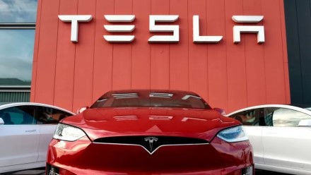 „Tesla“ fiksuoja ženkliai sumažėjusius pardavimus