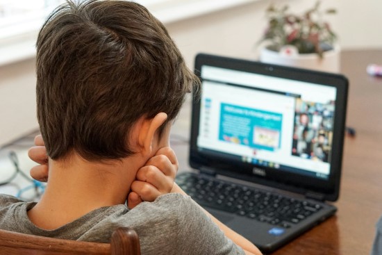 Tėvų baimė dėl vaikų seksualinio išnaudojimo internete auga