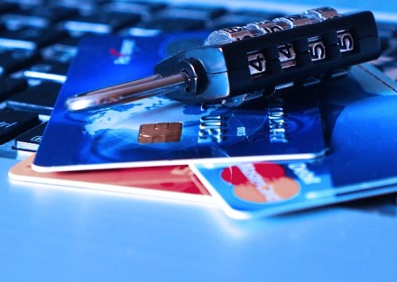 Mokėjimo kortelių duomenis internete gali pavogti: paaiškino, kaip neapsigauti ir neprarasti pinigų