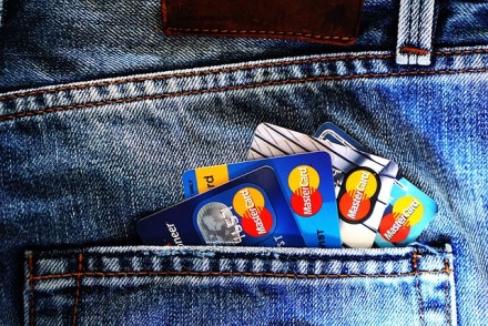 Plinta naujas sukčiavimo būdas: sukčiai ne tik paskambina, bet ir atvyksta į namus pasiimti bankų kortelių
