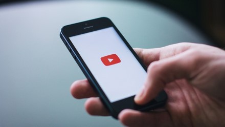 „YouTube“ pradėjo rodyti reklamas net kai vaizdo įrašas sustabdomas