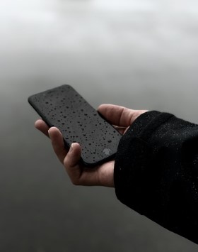Ekspertas ragina apsaugoti save ir savo turtą: ar saugu naudotis išmaniuoju telefonu žaibuojant?