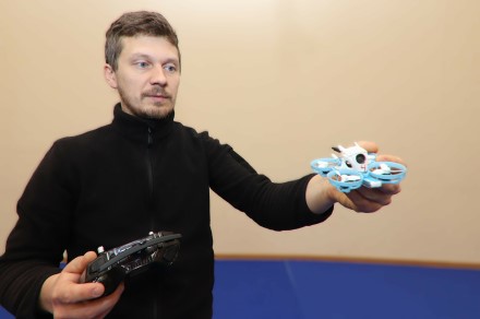 Dronai vaikams: nuo įtraukiančių varžybų iki profesionalaus pilotavimo
