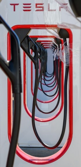 Ar Europos elektromobilių rinka pasiruošusi amerikietiškiems kalneliams?