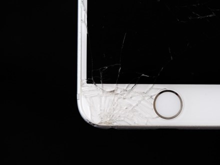 Išmanusis telefonas nukrito ant žemės? Štai kodėl neverta iškart panikuoti, bet ir delsti pavojinga Išmanusis telefonas nukrito ant žemės? Štai kodėl neverta iškart panikuoti, bet ir delsti pavojinga