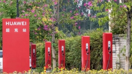 Elektromobilių įkrovimo revoliucija: „Huawei“ šedevras leis įkrauti nuo 10 iki 90 % vos per 15 minučių Elektromobilių įkrovimo revoliucija: „Huawei“ šedevras leis įkrauti nuo 10 iki 90 % vos per 15 minučių