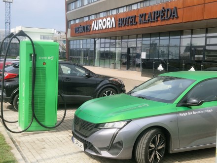 Planuojantiems keliones į Neringą – geros žinios: šalia perkėlos įrengta greito elektromobilių įkrovimo stotelė Planuojantiems keliones į Neringą – geros žinios: šalia perkėlos įrengta greito elektromobilių įkrovimo stotelė