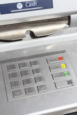 Įkišo kortelę į bankomatą ir viskas dingo akimirksniu: štai ką bankai dažniausiai nutyli