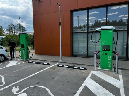 Automagistralėje Kaunas-Vilnius – 2 naujos itin greito elektromobilių įkrovimo stotelės Automagistralėje Kaunas-Vilnius – 2 naujos itin greito elektromobilių įkrovimo stotelės