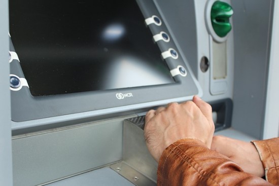 Spaudžiate bankomato mygtukus, o kamera fiksuoja kiekvieną veiksmą: sužinokite, kam to reikia Spaudžiate bankomato mygtukus, o kamera fiksuoja kiekvieną veiksmą: sužinokite, kam to reikia