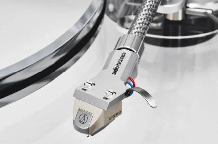 „Audio-Technica“ pristatė visiškai permatomą vinilų grotuvą „Audio-Technica“ pristatė visiškai permatomą vinilų grotuvą