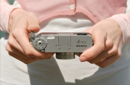 „Fujifilm“ išleido pusės kadro skaitmeninę kamerą „X Half“ su juostelės simuliacija ir pasuktu jutikliu „Fujifilm“ išleido pusės kadro skaitmeninę kamerą „X Half“ su juostelės simuliacija ir pasuktu jutikliu