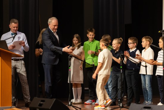 KTU rektorius įteikė pažymėjimus trečiokams KTU rektorius įteikė pažymėjimus trečiokams