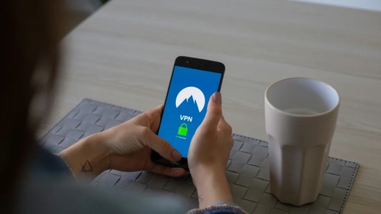 Kodėl vis daugiau žmonių kasdien įsijungia VPN? Tai gali išgelbėti pinigus, privatumą ir net reputaciją Kodėl vis daugiau žmonių kasdien įsijungia VPN? Tai gali išgelbėti pinigus, privatumą ir net reputaciją