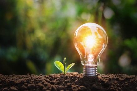 Sumenkus saulės energijos gamybai elektros kainos ūgtelėjo 19 proc. Sumenkus saulės energijos gamybai elektros kainos ūgtelėjo 19 proc.