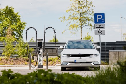 „Eleport“ įkrovimo stotelės „Eleport“ įkrovimo stotelės