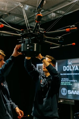 „Vilnius Tech“ ir Aalto universiteto studentai sukūrė autonominį minų aptikimo droną „Vilnius Tech“ ir Aalto universiteto studentai sukūrė autonominį minų aptikimo droną