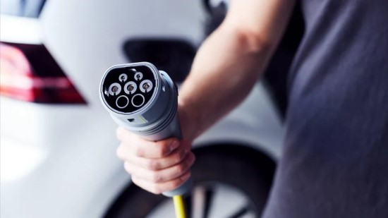 Šveicarijoje kilo skandalas dėl elektromobilių: kodėl valdžia nuslėpė milijonų vertės elektromobilių tyrimą? Šveicarijoje kilo skandalas dėl elektromobilių: kodėl valdžia nuslėpė milijonų vertės elektromobilių tyrimą?