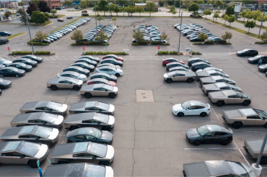 Nuo pažangos simbolio iki milžiniškos problemos: „Tesla“ susiduria su neparduotų automobilių krize