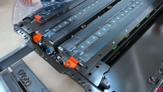 „Tesla“ keičia žaidimo taisykles: jau ruošia gerokai pigesnes ir saugesnes elektromobilių baterijas
