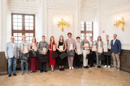 Rekordinis šimtukų skaičius Kaune: geriausiai pasirodę abiturientai ir jų mokytojai iškilmingai apdovanoti rotušėje Rekordinis šimtukų skaičius Kaune: geriausiai pasirodę abiturientai ir jų mokytojai iškilmingai apdovanoti rotušėje