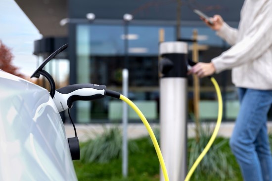 Įvardijo populiariausias elektromobilių įkrovos stoteles: renkasi tas, kurios laiką leidžia išnaudoti prasmingai Įvardijo populiariausias elektromobilių įkrovos stoteles: renkasi tas, kurios laiką leidžia išnaudoti prasmingai