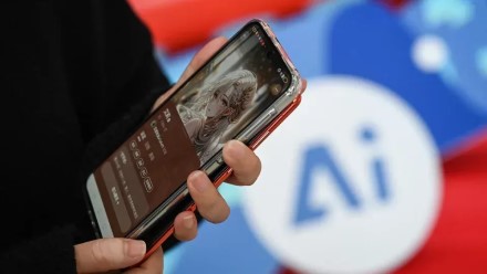 „Apple“ ir Kembridžas sukūrė dirbtinio intelekto teisėją, kuris faktus geba patikrinti geriau nei žmogus