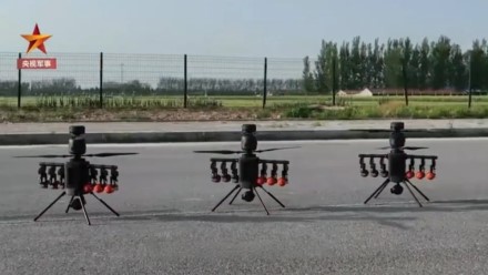 Kinijoje pademonstruoti išskirtiniai dronai: vienu spiečiumi sunaikina viską, dronai šokiruoja kariškius