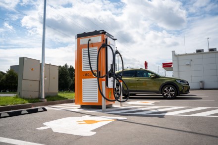 „Elektrum Lietuva“ plečia elektromobilių įkrovimo tinklą, tęsia darbą su didžiausiais degalinių tinklais „Elektrum Lietuva“ plečia elektromobilių įkrovimo tinklą, tęsia darbą su didžiausiais degalinių tinklais