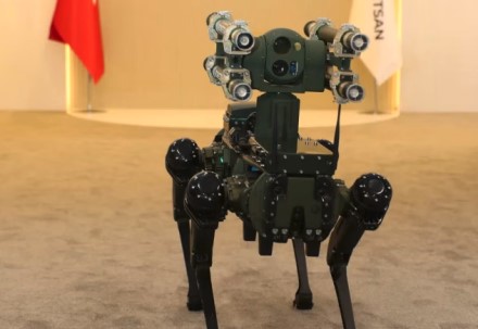 Raketomis ginkluotas robotas iš Turkijos Raketomis ginkluotas robotas iš Turkijos
