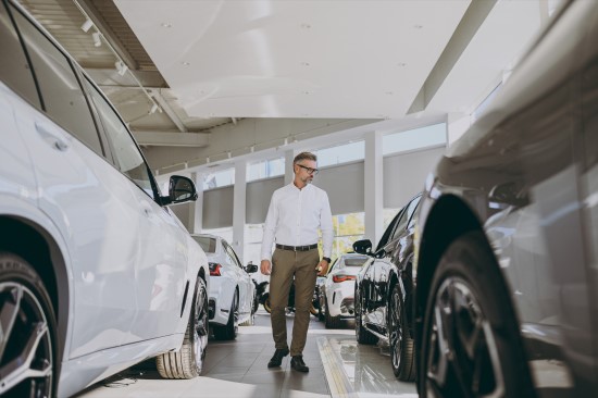 Pirkėjas renkasi automobilį. „Shutterstock“ nuotr. Pirkėjas renkasi automobilį. „Shutterstock“ nuotr.