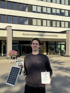 K. Čaplinskas su savo kuriama komunikacine stotele