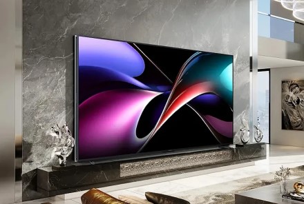 „Hisense“ pradėjo 116 colių televizoriaus su RGB MiniLED apšvietimu pardavimus