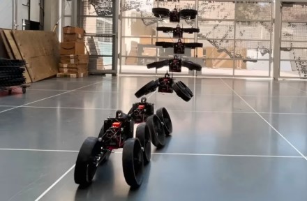Amerikiečiai sukūrė išskirtinį robotą: skraido, važiuoja ir keičia žaidimo taisykles, pamatykite tai patys Amerikiečiai sukūrė išskirtinį robotą: skraido, važiuoja ir keičia žaidimo taisykles, pamatykite tai patys