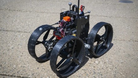 Amerikiečiai sukūrė išskirtinį robotą: skraido, važiuoja ir keičia žaidimo taisykles, pamatykite tai patys Amerikiečiai sukūrė išskirtinį robotą: skraido, važiuoja ir keičia žaidimo taisykles, pamatykite tai patys