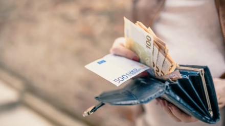 Masiškai atsisakoma bankinių kortelių: vis daugiau žmonių renkasi tik grynuosius pinigus, stulbinančios detalės