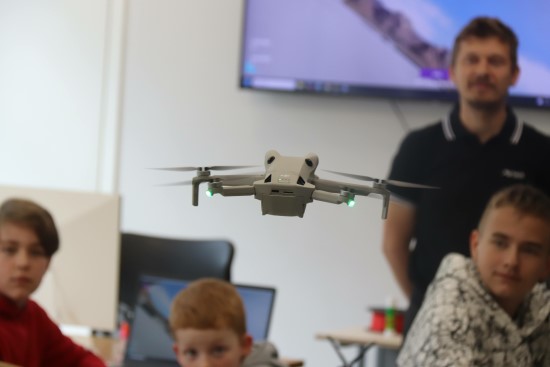 Lietuvoje atsidaro „Airtech“ dronų mokymų centrai: bepiločių orlaivių valdymo įgūdžių įgaus tūkstančiai vaikų ir suaugusiųjų Lietuvoje atsidaro „Airtech“ dronų mokymų centrai: bepiločių orlaivių valdymo įgūdžių įgaus tūkstančiai vaikų ir suaugusiųjų