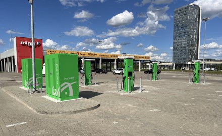 Vilniuje įrengtos dar 4 itin greito elektromobilių įkrovimo stotelės