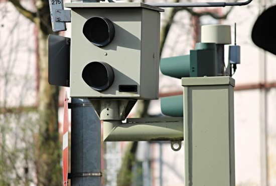 Greičio matuokliai: kada jie fotografuoja iš galo ir kodėl negavote baudos nors blykstelėjo? Greičio matuokliai: kada jie fotografuoja iš galo ir kodėl negavote baudos nors blykstelėjo?