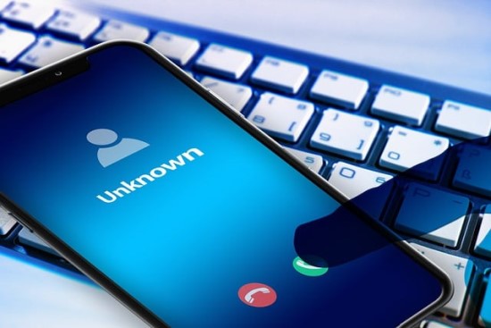 Telefoniniai sukčiai prabyla artimųjų balsais: DI jau perprato lietuvių kalbą