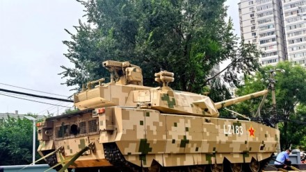 Kinija pristato naują ir galingą tanką: lengvesnis, greitesnis ir galingesnis nei galingiausi Vakarų modeliai
