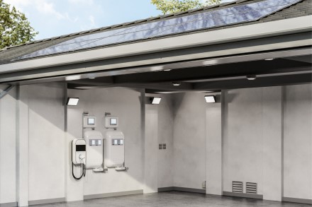 Saulės elektrinė ir elektros energijos kaupimo įrenginys (asociatyvi nuotrauka)