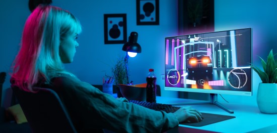 Naujos kartos žaidimų monitorius su „Dual Mode“, „Ambiglow“ ir puikiomis jungtimis: „Philips Evnia 27M2N5901A“