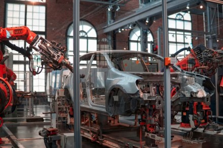 Elektrinių automobilių rinkos karas: kinai planuoja nukonkuruoti „Tesla“ ir užvaldyti Europos rinką