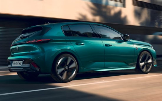 Pristatyti naujieji „Peugeot E-308“ serijos elektromobiliai: daugiau galios, didesnė baterija ir įspūdinga įkrova
