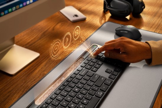 Pristatyta „Logitech Signature Slim Solar+ K980“ klaviatūra