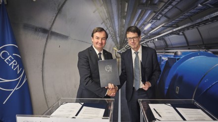 VU rektorius prof. Rimvydas Petrauskas ir CERN greitintuvų ir technologijų direktorius Mike`as Lamont. Maximilien Brice ⁠nuotr.