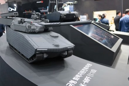 Pietų Korėja kuria kone nematomą kovinę mašiną: neįtikėtinai galingas kovinis monstras su dronais ir raketomis